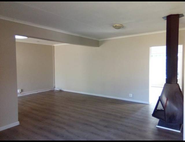 4 BEDROOM HOUSE FOR SALE IN ROOIHUISKRAAL